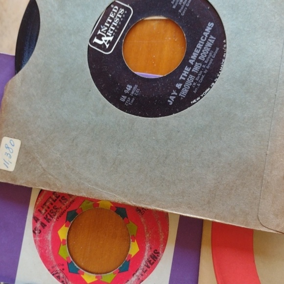 Vintage Vinyl 45'sRecord Collection(9) - Picture 3 of 5